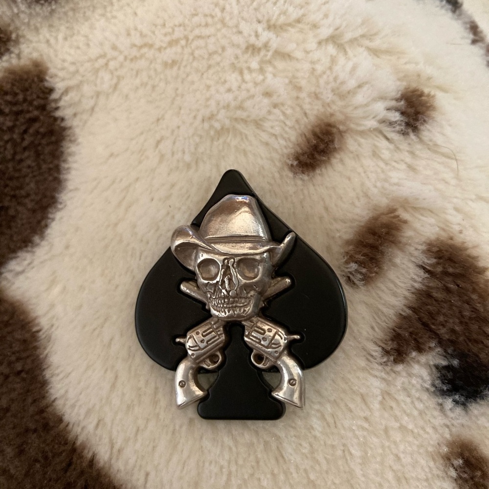 Concho skull an guns 1 1/2 in